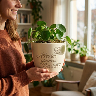 Personalisierter Blumentopf mit Gravur — Geschenk Lageristin — im Wohnambiente