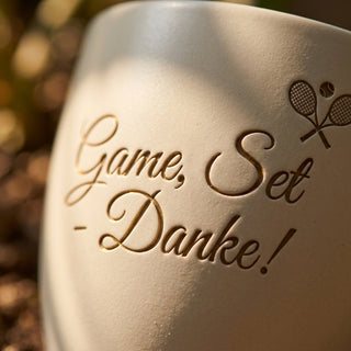 Personalisierter Blumentopf mit Gravur — Geschenk Tennislehrer Danke — Detailaufnahme