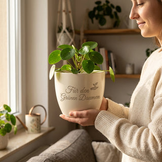 Personalisierter Blumentopf mit Gravur — Geschenk für Blumenfreunde — im Wohnambiente