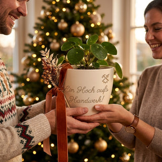 Personalisierter Blumentopf mit Gravur — Geschenk für Haustechniker — als persoenliche Geschenk-Uebergabe
