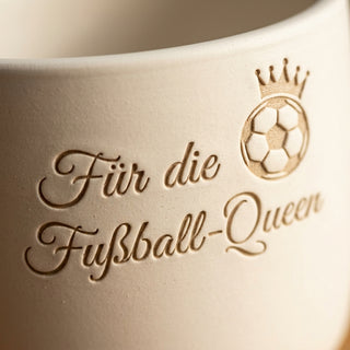 Personalisierter Blumentopf mit Gravur — Geschenk für Fußballerin — Detailaufnahme