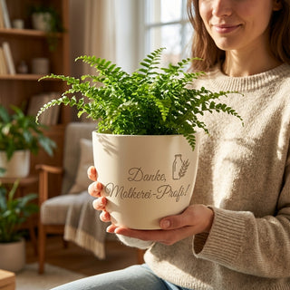 Personalisierter Blumentopf mit Gravur — Geschenk Molkereifachmann — im Wohnambiente