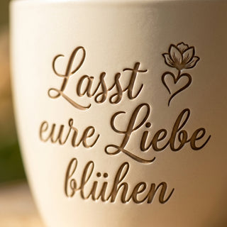 Personalisierter Blumentopf mit Gravur — Hochzeitsgeschenk für Brautpaar — Detailaufnahme