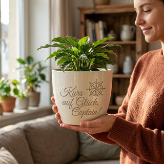 Personalisierter Blumentopf mit Gravur — Geschenk Flugkapitän — im Wohnambiente