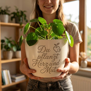 Personalisierter Blumentopf mit Gravur — Geschenk Sozialpädagogin Abschied Danke — im Wohnambiente