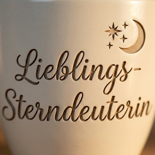 Geschenk für die Astrologin – Blumentopf mit Gravur Lieblings-Sterndeuterin — nahaufnahme