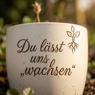 Personalisierter Blumentopf 'Du lässt uns wachsen' — Geschenk Teamleiterin — Detailaufnahme