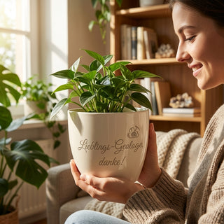 Personalisierter Blumentopf mit Gravur — Geschenk Geologe zur Verabschiedung — im Wohnambiente