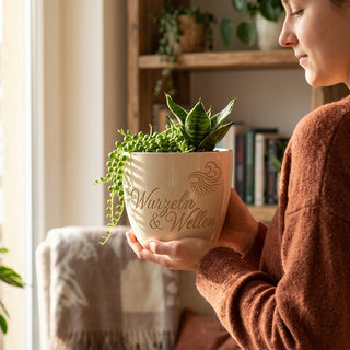 Personalisierter Blumentopf mit Gravur „Wurzeln & Wellen“ — Geschenk Surferin — im Wohnambiente