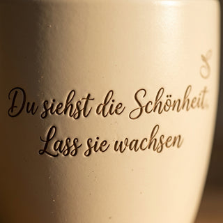 Personalisierter Blumentopf mit Gravur — Geschenk für Fotografin Geburtstag — Detailaufnahme