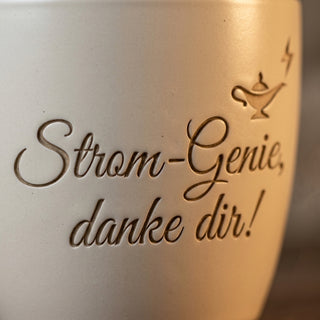 Personalisierter Blumentopf mit Gravur — Geschenk Elektroniker Abschied Dankeschön — Detailaufnahme