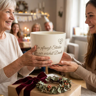 Personalisierter Blumentopf mit Gravur — Geschenk Fitnesscoach Dankeschön — als persoenliche Geschenk-Uebergabe