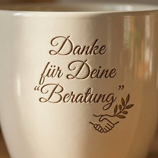 Personalisierter Blumentopf mit Gravur — Geschenk Vermögensberater Dankeschön — Detailaufnahme