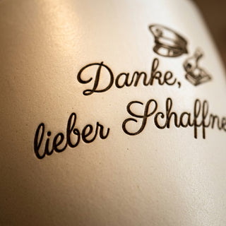 Personalisierter Blumentopf mit Gravur — Geschenk für Schaffner zum Abschied — Detailaufnahme