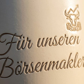 Personalisierter Blumentopf mit Gravur — Geschenk für Börsenmakler — Detailaufnahme