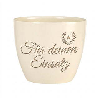 Personalisierter Blumentopf mit Gravur — Geschenk Werkstudentin Abschied — Detailansicht der Lasergravur