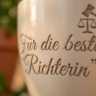 Personalisierter Blumentopf — Geschenk Richterin Ernennung Dienstjubiläum — Detailaufnahme