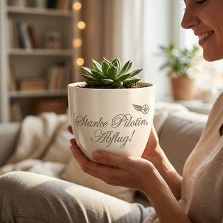 Personalisierter Blumentopf mit Lasergravur — Geschenk für Pilotin Bestehen — im Wohnambiente