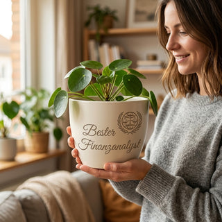Personalisierter Blumentopf mit Gravur — Geschenk für Finanzanalysten — im Wohnambiente