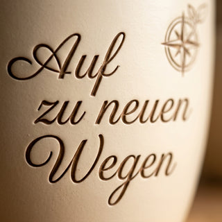 Personalisierter Blumentopf mit Gravur — Geschenk Berufsanfänger Karrierestart — Detailaufnahme