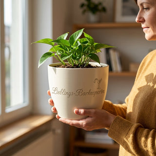 Personalisierter Blumentopf mit Gravur — Geschenk Barkeeperin Abschied — im Wohnambiente
