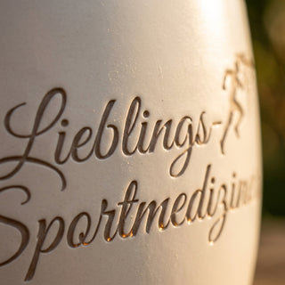 Personalisierter Blumentopf mit Gravur — Geschenk Sportmediziner Dankeschön — Detailaufnahme