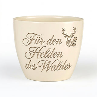 Personalisierter Blumentopf »Für den Helden des Waldes« — Geschenk Waldarbeiter — Detailansicht der Lasergravur