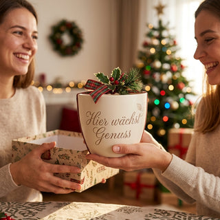 Geschenk Sommelière – Blumentopf mit individueller Gravur: Hier wächst Genuss — als persoenliche Geschenk-Uebergabe