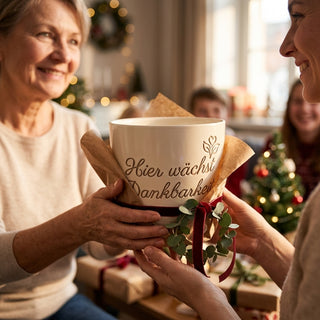 Blumentopf mit Gravur — Geschenk Wellness-Therapeutin 'Hier wächst Dankbarkeit' — als persoenliche Geschenk-Uebergabe