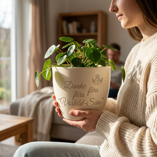 Personalisierter Blumentopf mit Gravur — Danke-Geschenk für Vorgesetzte & Chefs — im Wohnambiente