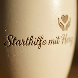 Personalisierter Blumentopf mit Gravur — Geschenk Stillberaterin Dank & Abschied — Detailaufnahme