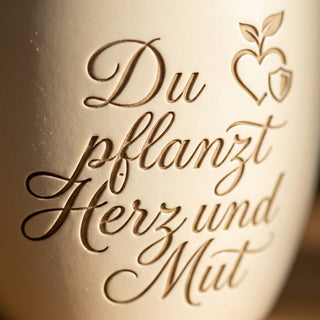 Personalisierter Blumentopf mit Gravur — Geschenk Sozialpädagogin Abschied Danke — Detailaufnahme