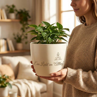 Personalisierter Blumentopf mit Gravur — Geschenk Pflegekraft Abschied — im Wohnambiente