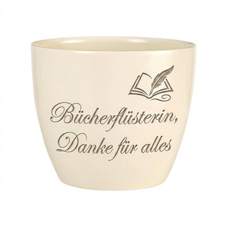 Personalisierter Blumentopf mit Gravur — Geschenk Buchhändlerin Abschied Dankeschön — Detailansicht der Lasergravur