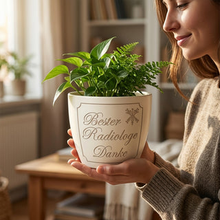 Personalisierter Blumentopf mit Gravur — Geschenk Radiologe Danke — im Wohnambiente