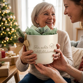 Personalisierter Blumentopf mit Gravur — Geschenk Raumausstatter & Einrichter — als persoenliche Geschenk-Uebergabe