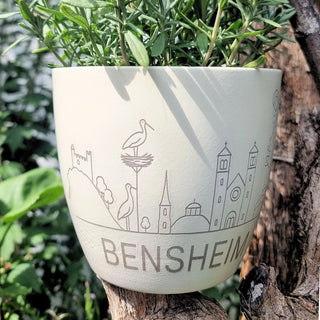 Begehrter Bensheim-Topf von Natur Macher, cremefarben, mit Bensheim-Skyline und Störchen. Ideal für Pflanzenliebhaber.