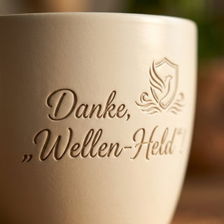 Personalisierter Blumentopf mit Gravur — Danke Geschenk Surflehrer & Surfkurs — Detailaufnahme