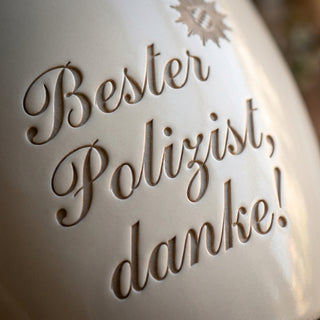 Personalisierter Blumentopf mit Gravur — Geschenk Polizeibeamter Dank — Detailaufnahme