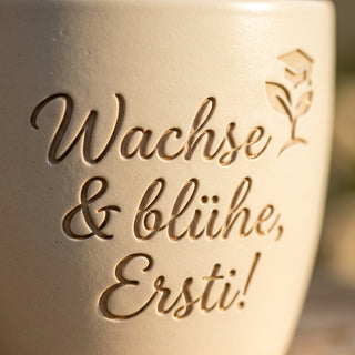 Personalisierter Blumentopf mit Gravur — Erstsemester Geschenk Studium Start — Detailaufnahme