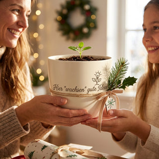 Personalisierter Blumentopf mit Gravur — Geschenk Projektleiter — als persoenliche Geschenk-Uebergabe