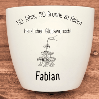 Personalisierter Blumentopf mit Gravur '50 Jahre, 50 Gründe zu feiern' und Name 'Fabian'. Perfektes Geschenk zum 50. Geburtstag, ideal für Pflanzenliebhaber.