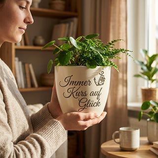 Personalisierter Blumentopf mit Gravur — Geschenk Seemann Abschied & Geburtstag — im Wohnambiente