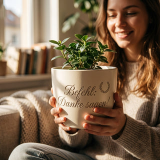 Personalisierter Blumentopf mit Gravur — Geschenk Unteroffizier Beförderung — im Wohnambiente