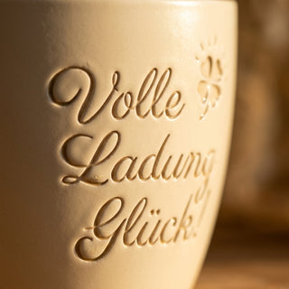 Personalisierter Blumentopf mit Gravur — Geschenk Gabelstaplerfahrer — Detailaufnahme