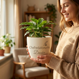 Personalisierter Blumentopf mit Gravur — Geschenk Chefredakteurin Redakteurin — im Wohnambiente