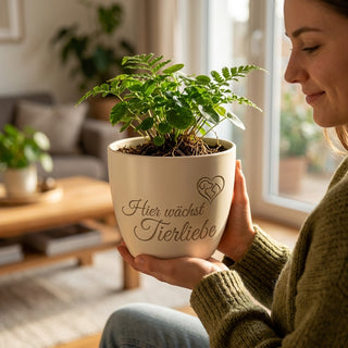 Personalisierter Blumentopf mit Gravur — Geschenk Tierfreundin & Tierfreund — im Wohnambiente