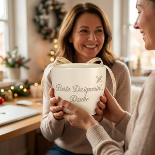 Personalisierter Blumentopf mit Gravur — Geschenk für Designerin Dankeschön — als persoenliche Geschenk-Uebergabe