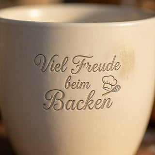 Persönliches Geschenk für Bäckerin – Gravur: Viel Freude beim Backen — Detailaufnahme