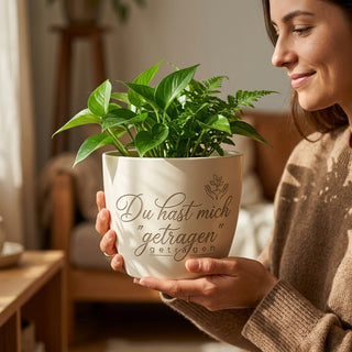 Personalisierter Blumentopf mit Gravur — Geschenk Wochenbett Doula Danke — im Wohnambiente